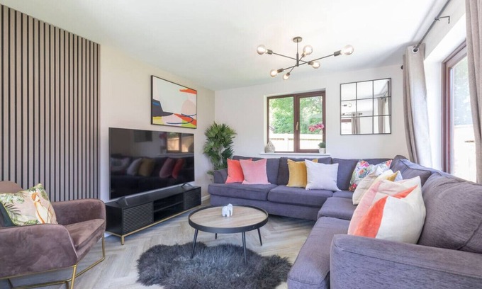 Cheltenham House | Stunning Five Bed Detached Home with Hot Tub