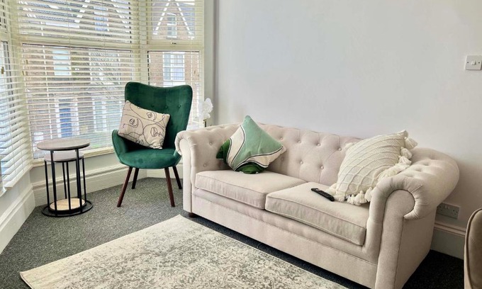 Uplands Apartment | Stunning Flat Close to Beach