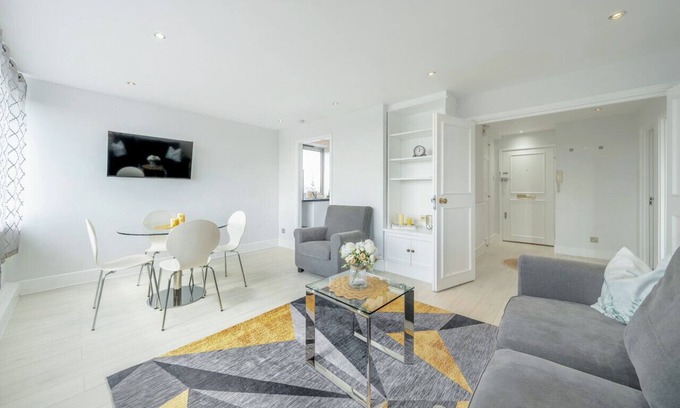 Chelsea Apartment | Stunning Flat in Chelsea, Kings Road with Balcony