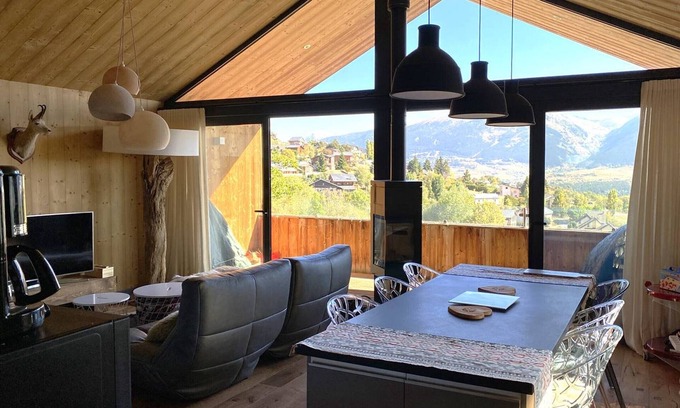Font-Romeu-Odeillo-Via Ski Chalet | Stunning South-Facing Chalet with Modern Amenities – Sleeps 8