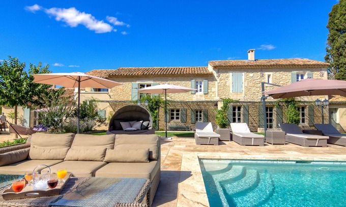 St.-Remy-de-Provence House | Stunning private villa for 11 people with private pool, WIFI, TV, terrace and pets allowed