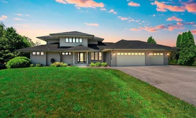Sister Bay House | Stunning Frank Lloyd Wright inspired vacation house in Sister Bay Great Location