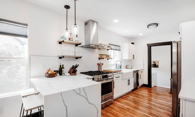 Barnum House | Stunning Getaway for Couples, Families, and Nomads
