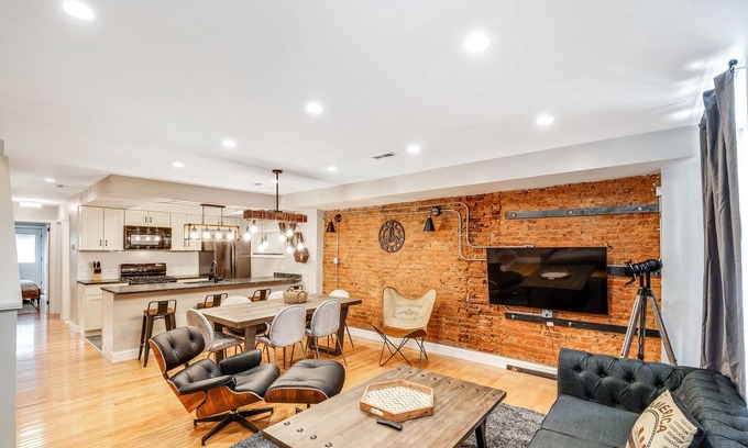 Fairmount House | Stunning & Glamorous 3BR-3BA - Sleep 10!