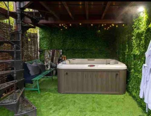 Hartwell Apartment | Stunning home with hot tub in picturesque village
