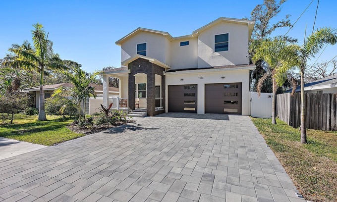 Pinellas Park House | Stunning house in Pinellas Park - Pool Heat Avail