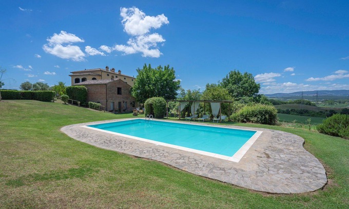 Castiglione del Lago Villa | Stunning private villa for 14 guests with private pool, WIFI, TV and patio, close to Montepulciano