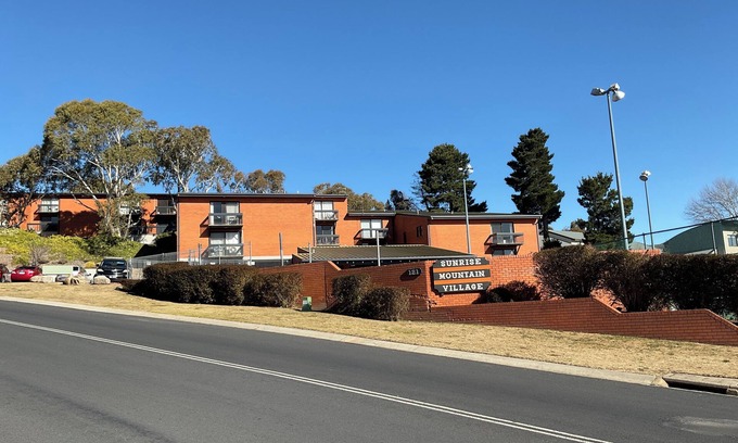 Jindabyne Apartment | Stunning lake views. Cosy three bed apartment. Great in winter or summer.
