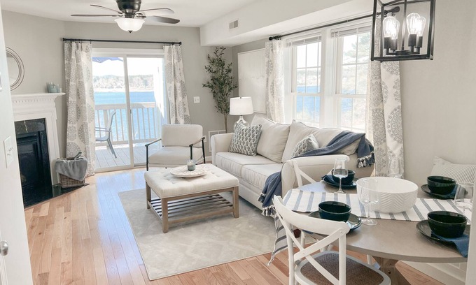 Laconia Condo | Stunning Lakefront Condo on Lake Winnipesaukee - Direct Access To Lake!