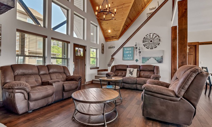 Indian Point Cottage | Stunning Lakefront Lodge on Indian Point! 5 BR, 4BA! Bring the Whole Family!