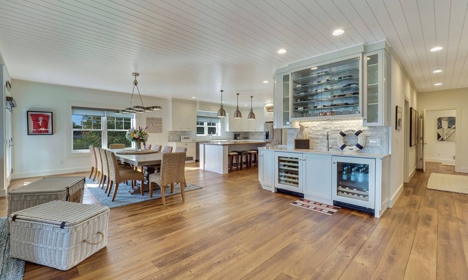Charlevoix House | Stunning Lakeview Home with 5 Bedrooms and 6k SqFt of Modern, High-End Amenities