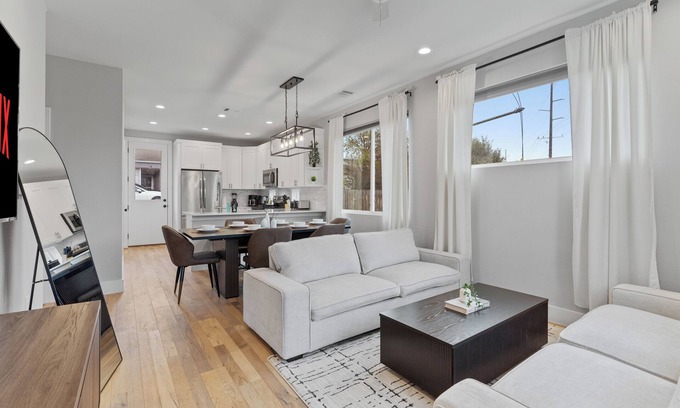 University Hills and Windsor Park House | Stunning Location - 5 Mins to DT & UT! - 3 BR Gem