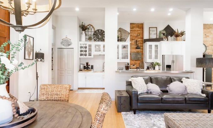 Kaufman Apartment | Stunning Loft On the Square