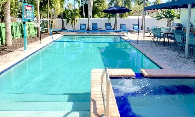 Royal Poinciana House | STUNNING LUXURY 5 BED BIG 50x25 POOL🔥HOT BIG JET SPA, MINUTES TO BEACH, GOLF!