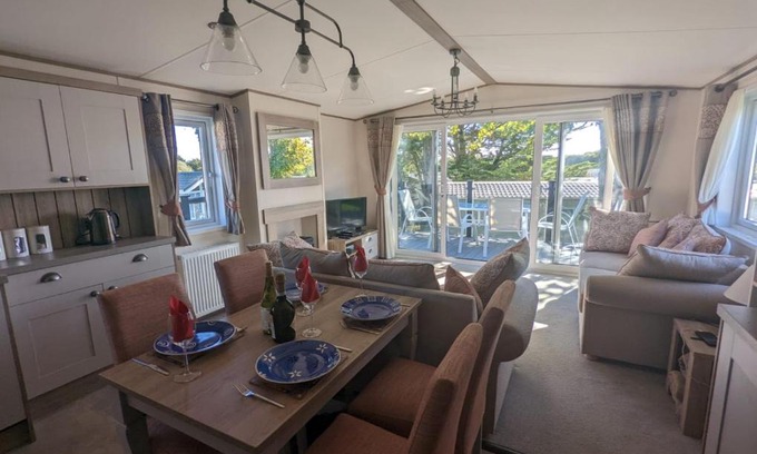 New Forest District Resort | STUNNING LUXURY Caravan on edge of New Forest on SHOREFIELD Country Park ENTERTAINMENT AND LEISURE PASSES INCLUDED