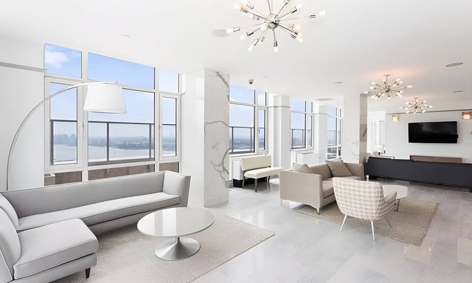 Hell's Kitchen Condo | Stunning luxury high-rise with amazing views of the Hudson river mid Manhattan