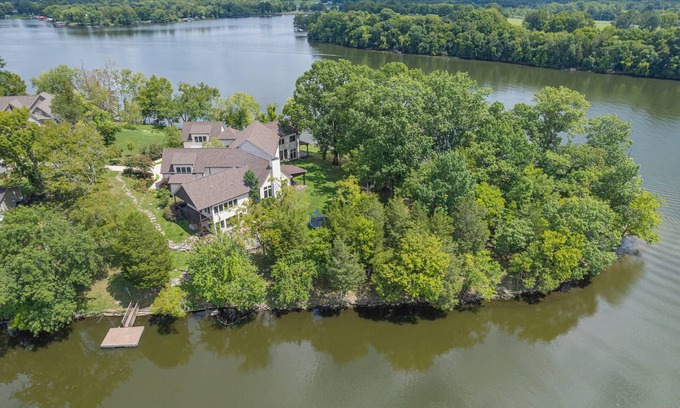 Mount Juliet Villa | Stunning Luxury Villa on the Lake - Play in Nashville, Relax at the Lake!