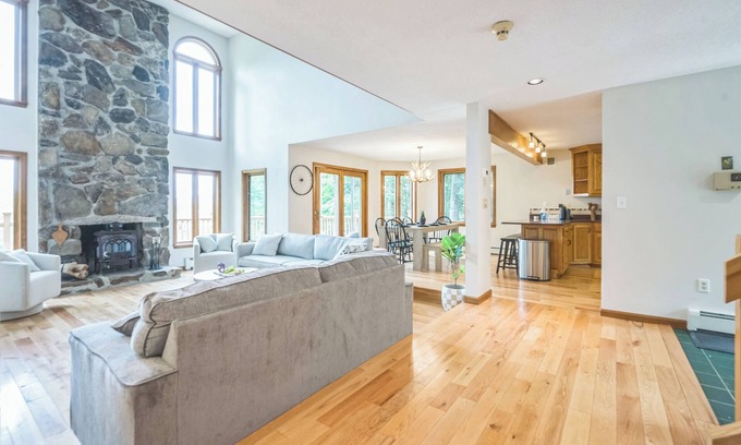 Conway House | Stunning Mountain Views! Skiing & North Conway! Relax in the private Hot Tub!