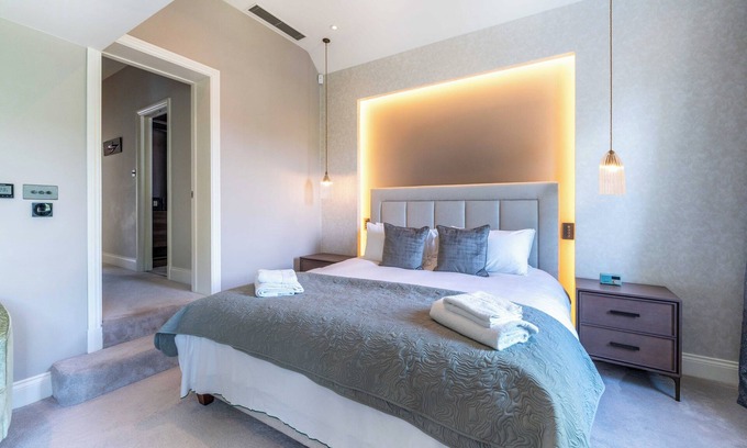 Thamesfield House | Stunning Newly Refurbished 6-Bed Putney Residence