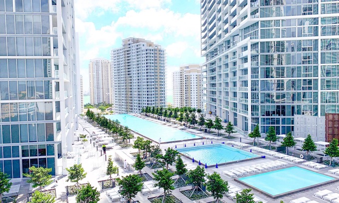 Downtown Miami Apartment | Stunning Ocean Views + 5-Star Amenities @ Best Location!