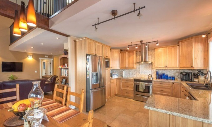 Okanagan-Similkameen House | Stunning Peek a Boo Lake Home, Walking Distance To Most Amenities 5 mins to lake