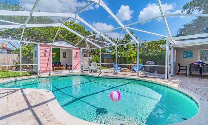 South Pinellas Community Council House | Stunning Pool home with TWO Pool Cabanas + Guest Bungalow-Sleeps 14!