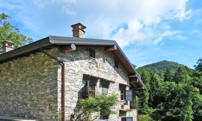 Porto Valtravaglia House | Stunning private villa for 6 guests with TV, patio and pets allowed
