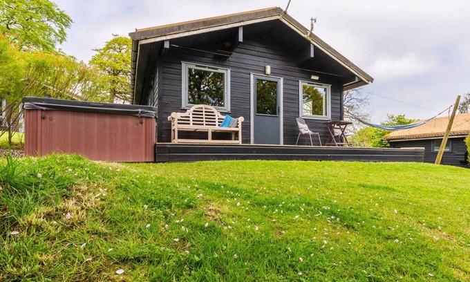 Brazzacott House | Stunning private villa for 4 people with WIFI, hot tub, TV, terrace, pets allowed and panoramic .