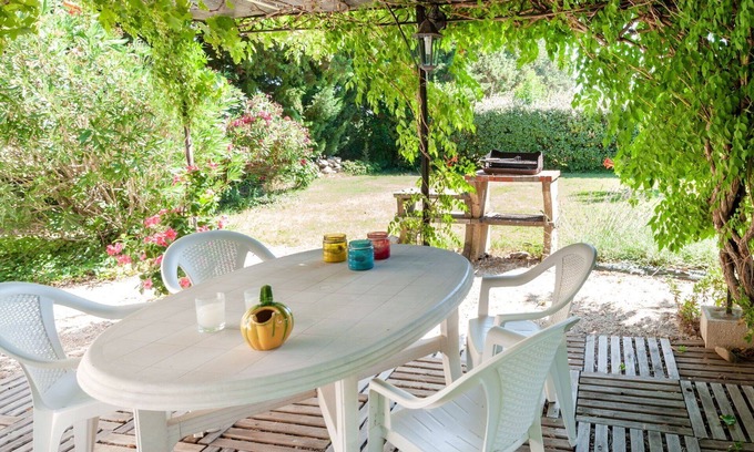 Cheval-Blanc House | Stunning private villa for 4 people with WIFI, TV, patio, pets allowed and parking