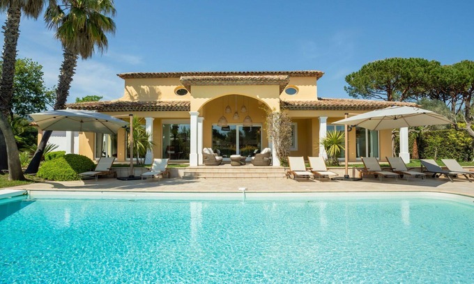 Les Restanques Villa | Stunning private villa for 8 guests with WIFI, A/C, private pool, TV, terrace and pets allowed