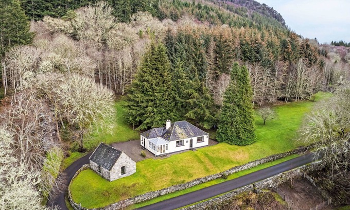 Invermoriston House | Stunning private villa for 8 people with WIFI, TV, patio and panoramic view