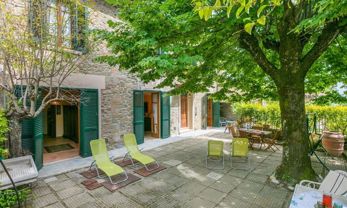 Castelfranco di Sopra House | Stunning private villa for 5 guests with WIFI, TV, patio and pets allowed