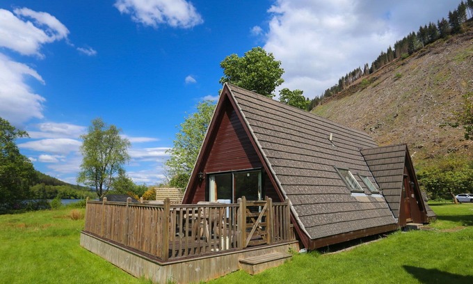 South Laggan House | Stunning private villa for 6 guests with WIFI, TV, terrace, pets allowed and panoramic view