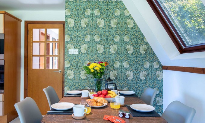 South Laggan House | Stunning private villa with WIFI, TV, terrace, pets allowed, panoramic view and parking
