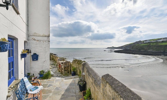 Portmellon House | Stunning private villa for 4 guests with WIFI, TV, patio, pets allowed and parking
