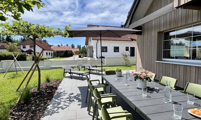 Loffingen House | Stunning private villa for 8 guests with WIFI, TV, patio, pets allowed and parking