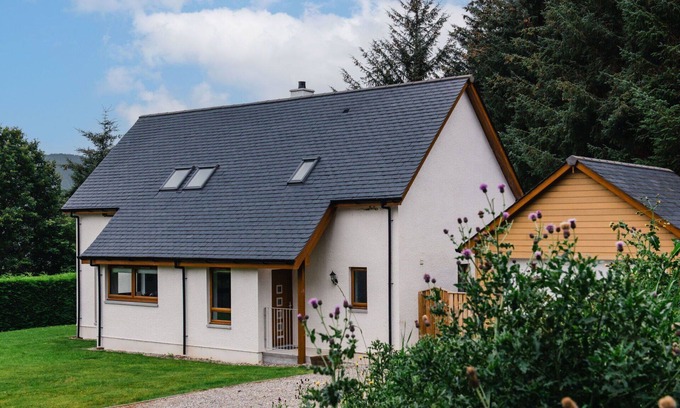 Drumnadrochit Villa | Stunning private villa for 8 guests with WIFI, TV, pets allowed and panoramic view