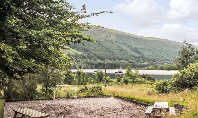 South Laggan House | Stunning private villa for 4 guests with TV, balcony and panoramic view
