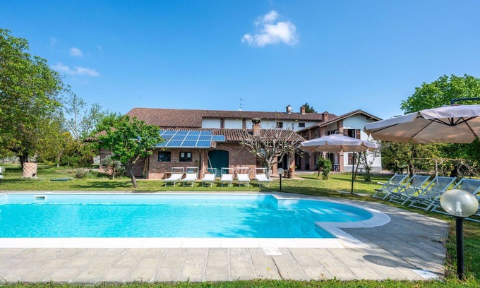Basaluzzo Villa | Stunning private villa with WIFI, hot tub, private pool, TV, patio, pets allowed and panoramic v.