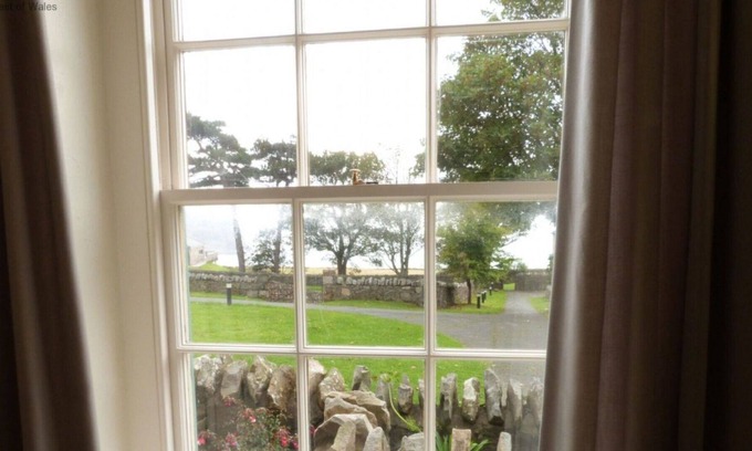 Rhyd-y-clafdy House | Stunning private villa for 6 guests with WIFI, TV, patio and parking