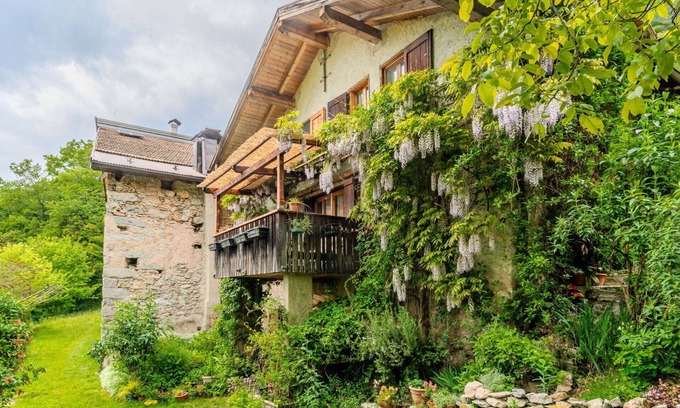 Preore House | Stunning private villa for 6 guests with TV, patio, pets allowed and panoramic view