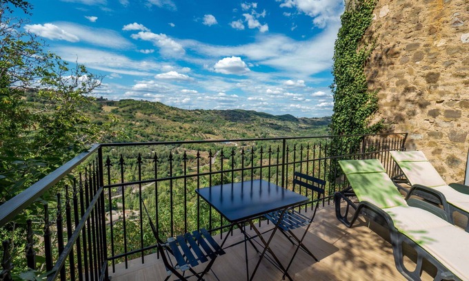 Seggiano House | Stunning private villa for 4 guests with hot tub, A/C, WIFI, TV, terrace and panoramic view