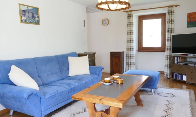 Grono House | Stunning private villa for 5 guests with WIFI, TV, patio, pets allowed and panoramic view