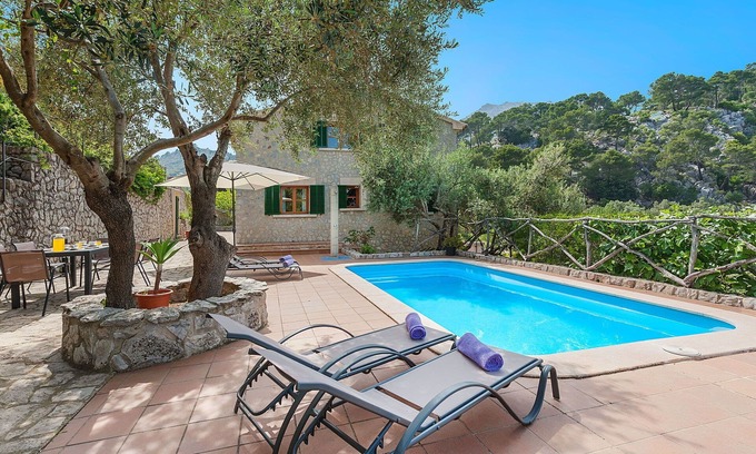 Selva House | Stunning private villa for 8 people with WIFI, A/C, private pool, TV and terrace