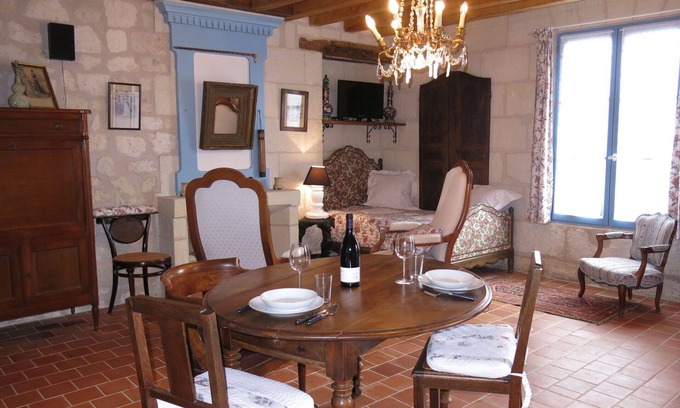 Huismes Villa | Stunning private villa for 2 people with WIFI, TV, terrace, pets allowed and parking
