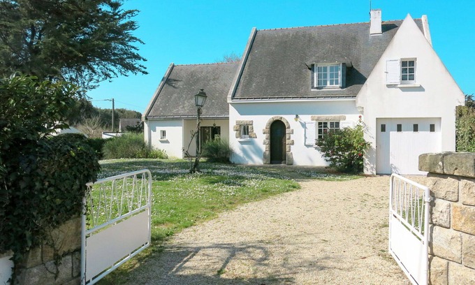 Mesquer House | Stunning private villa for 9 guests with WIFI, TV, terrace and pets allowed