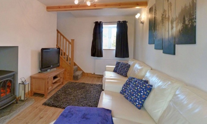 Llandrindod Wells Villa | Stunning private villa for 6 people with WIFI, hot tub, TV, patio, panoramic view and parking