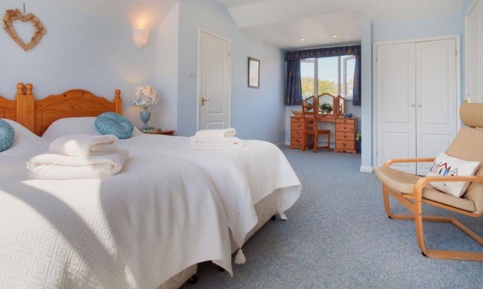 Shaldon House | Stunning private villa for 8 guests with WIFI, TV, patio and parking