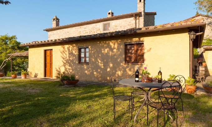 Cortona Villa | Stunning private villa for 9 people with WIFI, private pool, TV, veranda and pets allowed