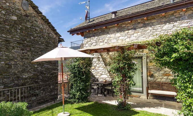 Peglio House | Stunning private villa for 4 people with WIFI, TV, terrace and pets allowed